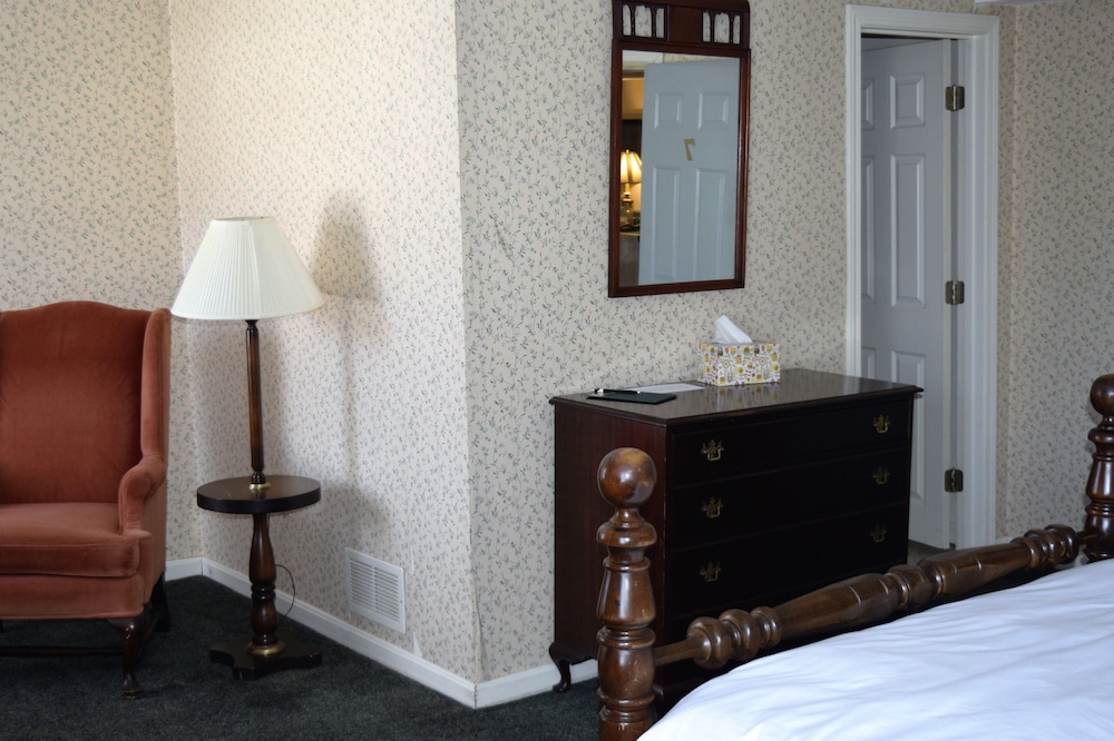 Room 7, 1 Queen Bed, Non Smoking,Private Bath photo 1