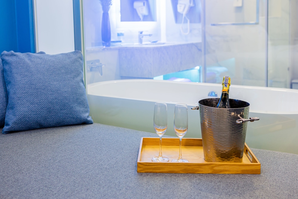 Deluxe Plunge Pool Room - Photo 4