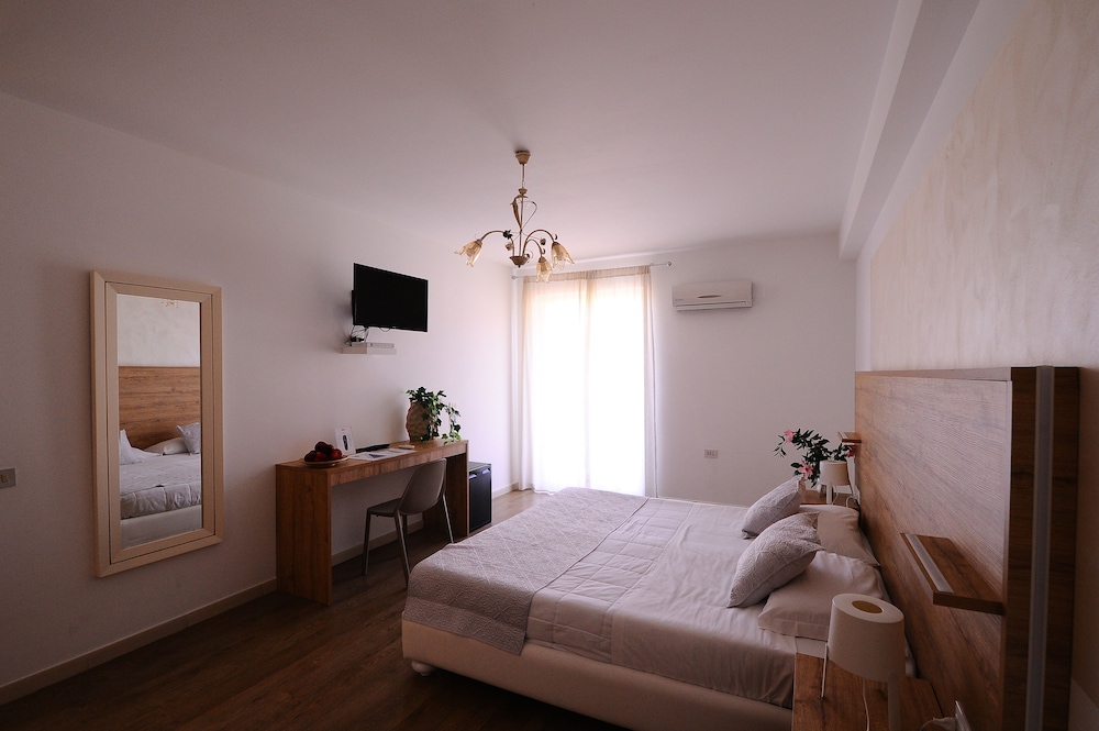 Standard Room, 1 Queen Bed, Non Smoking, Balcony (Converts to 2 Twin Beds) - Photo 3
