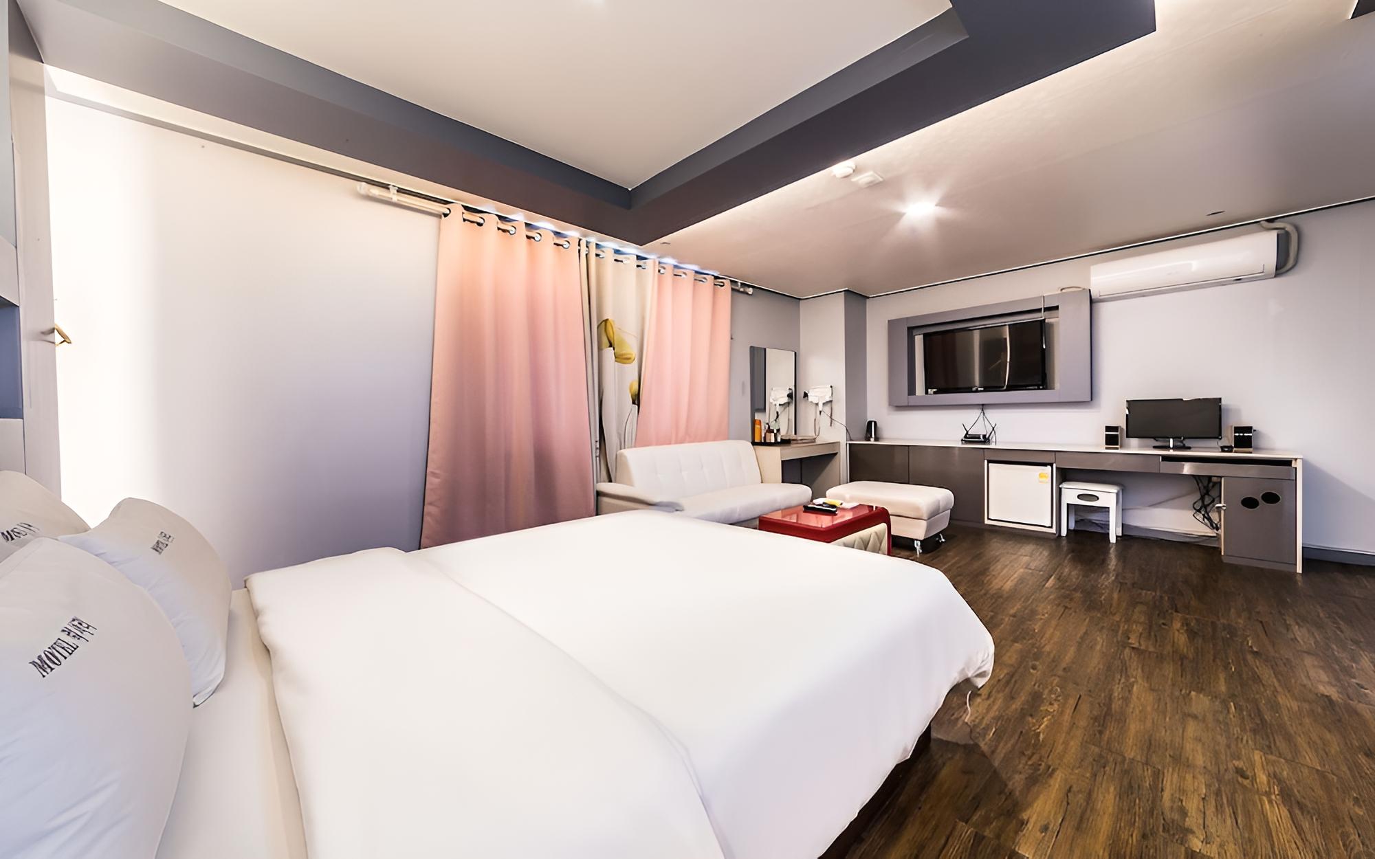 Room (Premium Suite) photo 2