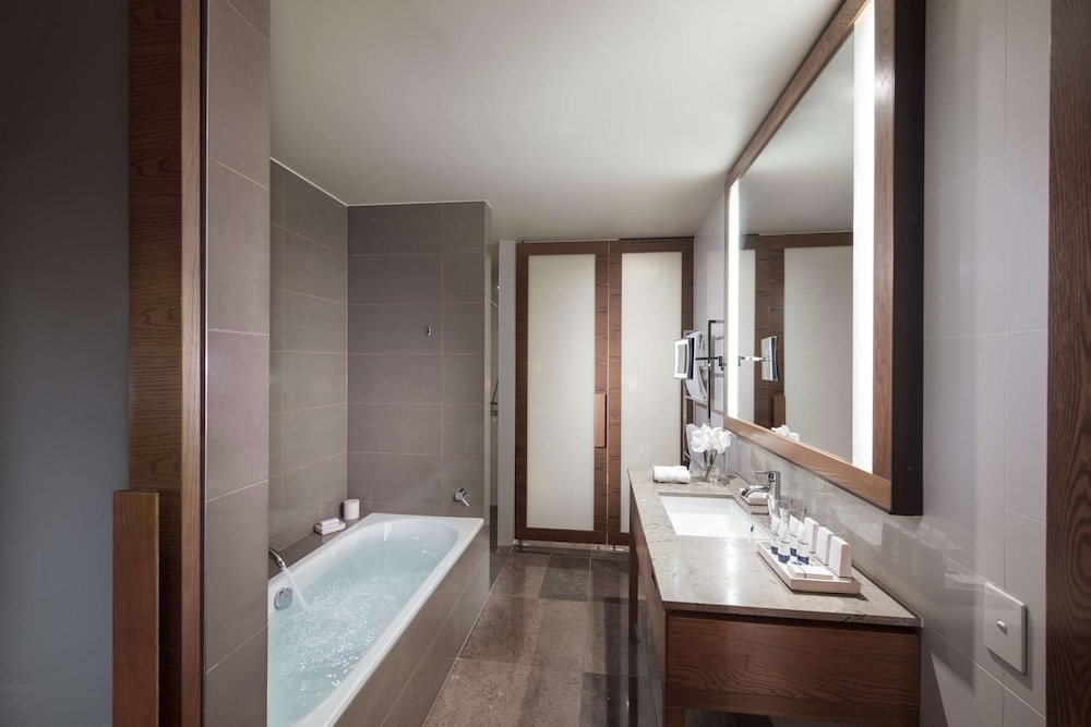 Pacific Club Room (Pacific Club Access) thumbnail 6