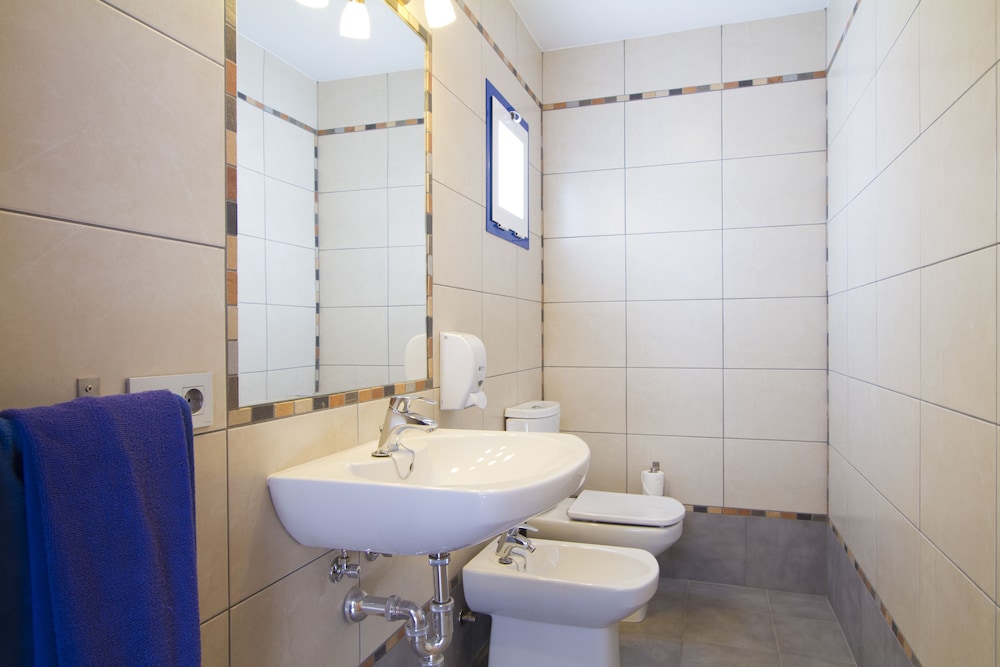 Deluxe Apartment, 2 Bedrooms, Accessible thumbnail 6