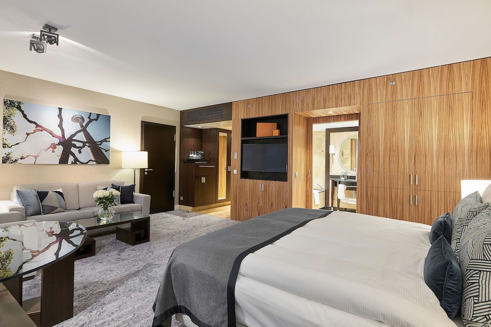 Junior Suite, 1 King Bed with Sofa bed - Photo 5