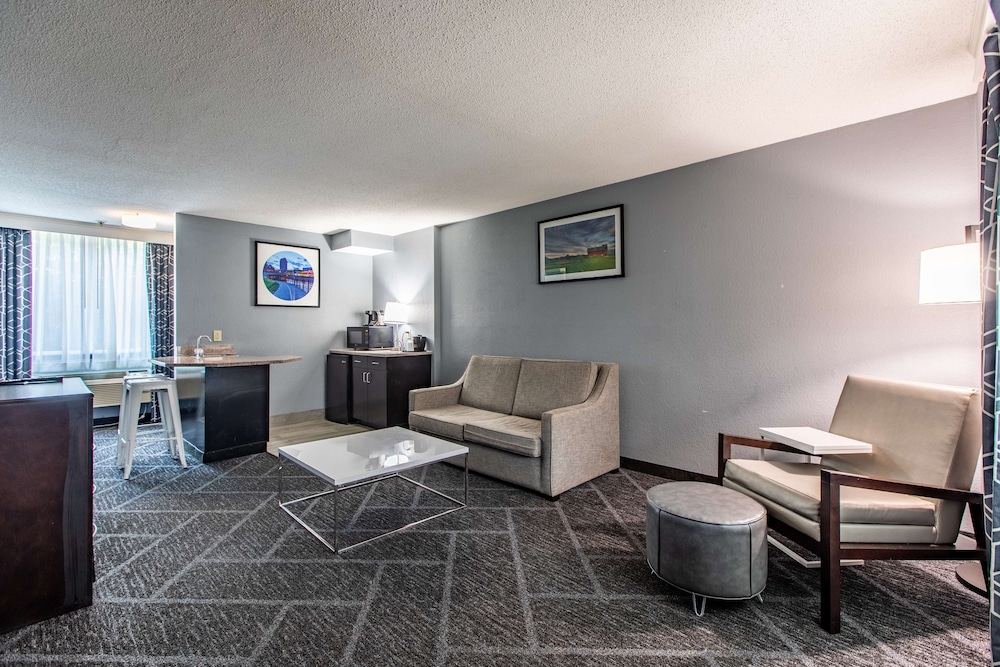 Executive Room, 2 Queen Beds, Refrigerator & Microwave, Poolside (with Single Sofabed) - Photo 3