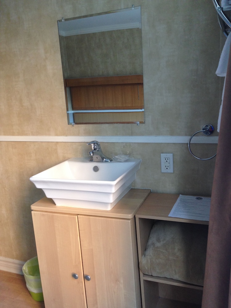 Basic Room, 1 Double Bed, Shared Bathroom - Photo 7