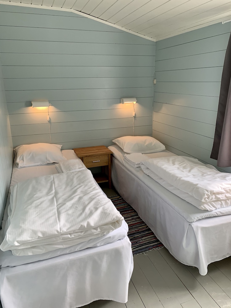 2-Bedroom Rorbu Cabin with sea view - Premium photo 3