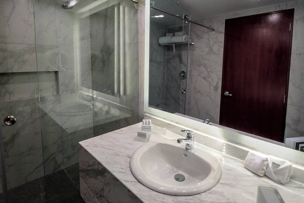 Suite, 2 Bedrooms - Photo 3