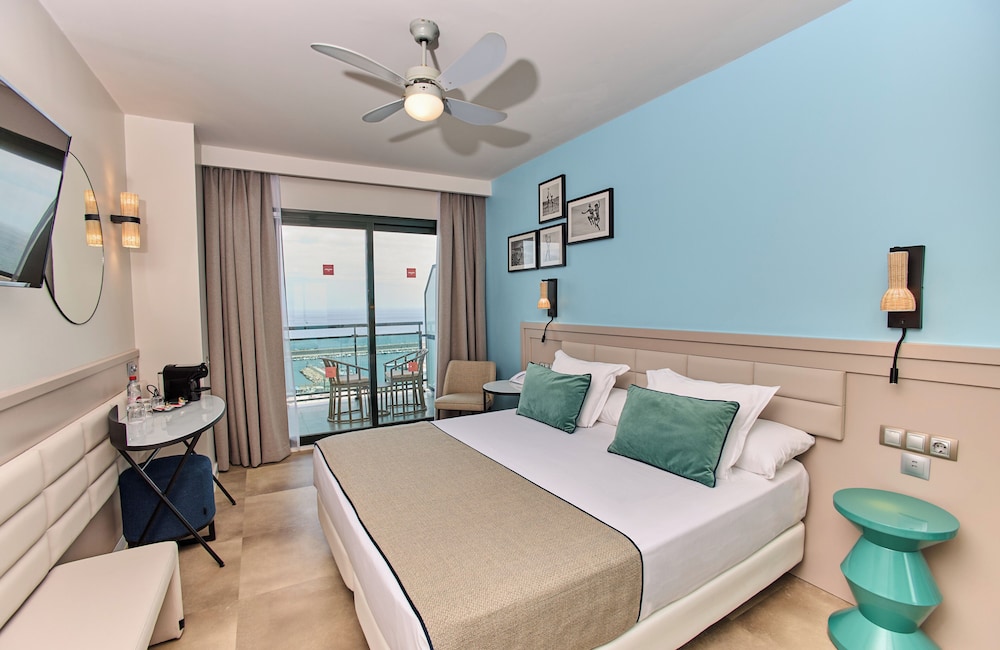 Deluxe Room thumbnail 5