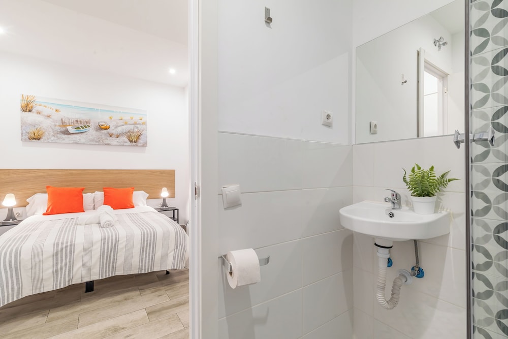 Basic Double Room, 1 Double Bed - Photo 20