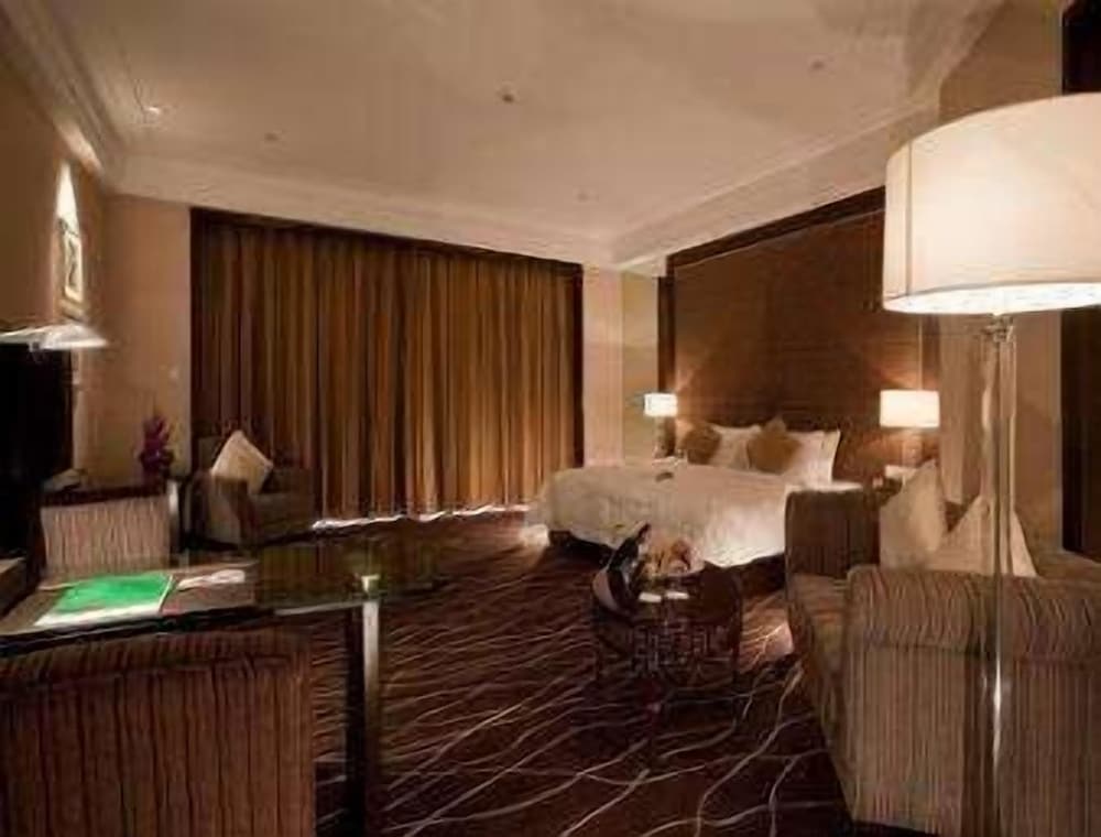 Premier Room, 1 King Bed photo 1