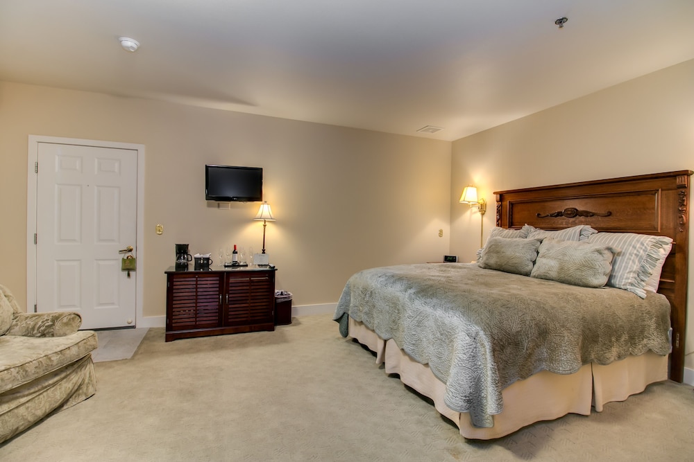 Double Room, 1 King Bed (Peter Benjamin)