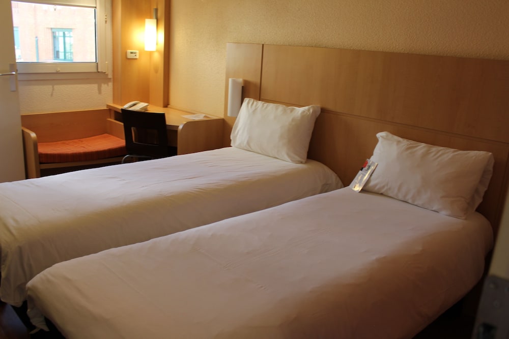 Standard Twin Room, 2 Twin Beds - Photo 9