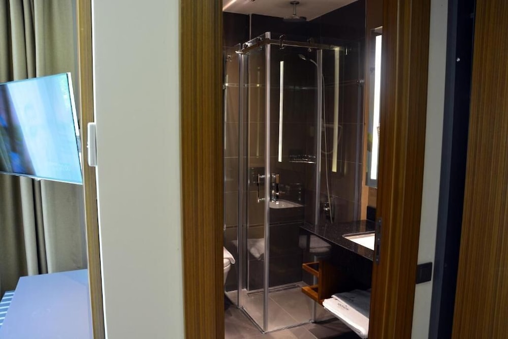 Deluxe Suite, 2 Bedrooms, Balcony photo 2
