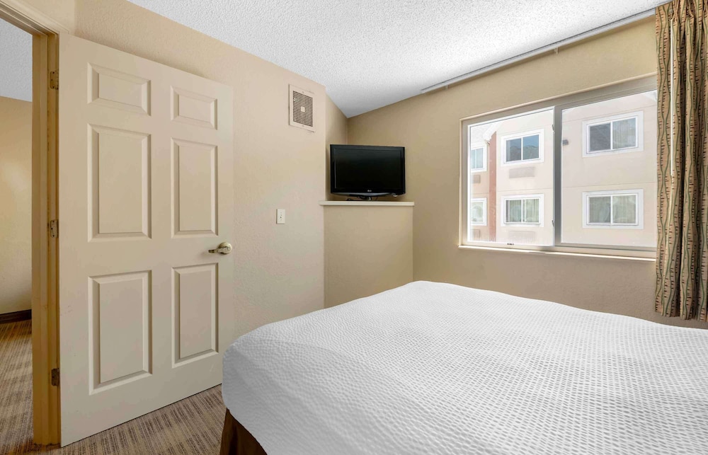 Suite, 1 Queen Bed with Sofa bed, Non Smoking - Photo 3
