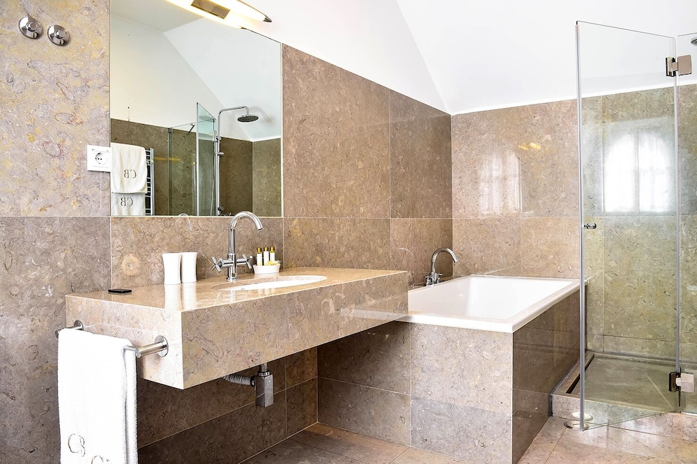 Deluxe Suite - Photo 26