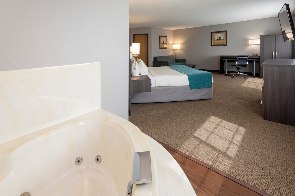 Suite, 1 King 1 Bed Whirlpool photo 2
