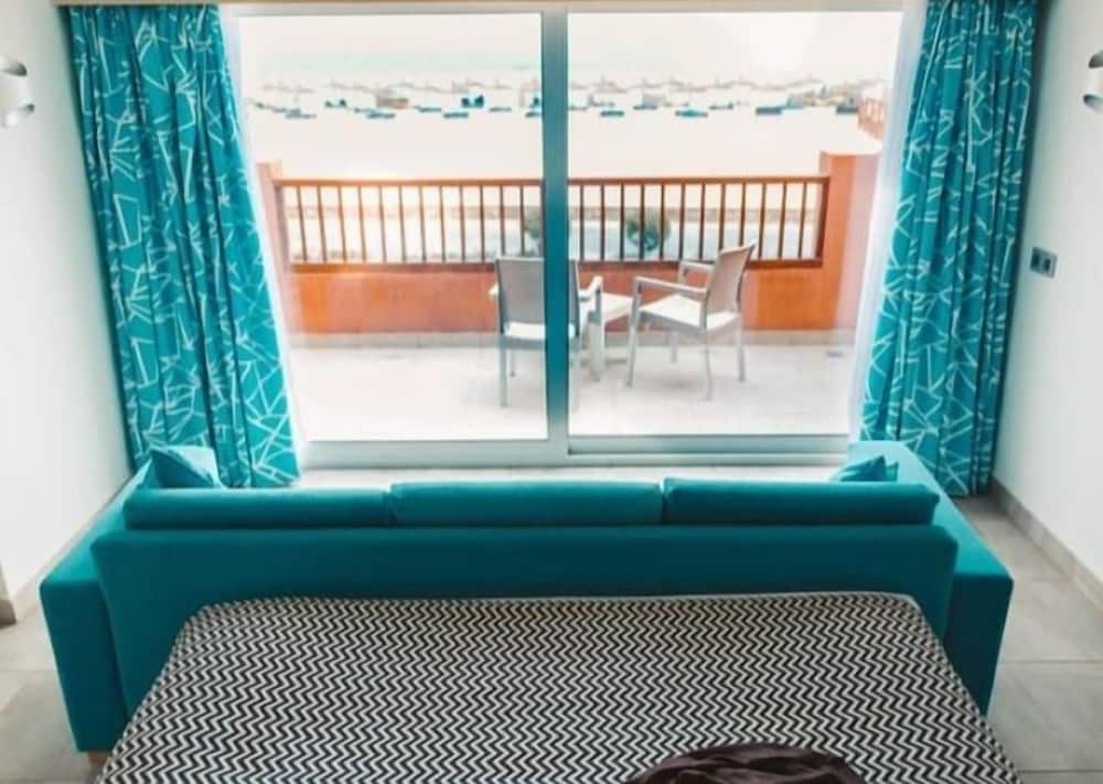 Deluxe Suite, 1 King Bed, Balcony, Sea View photo 2