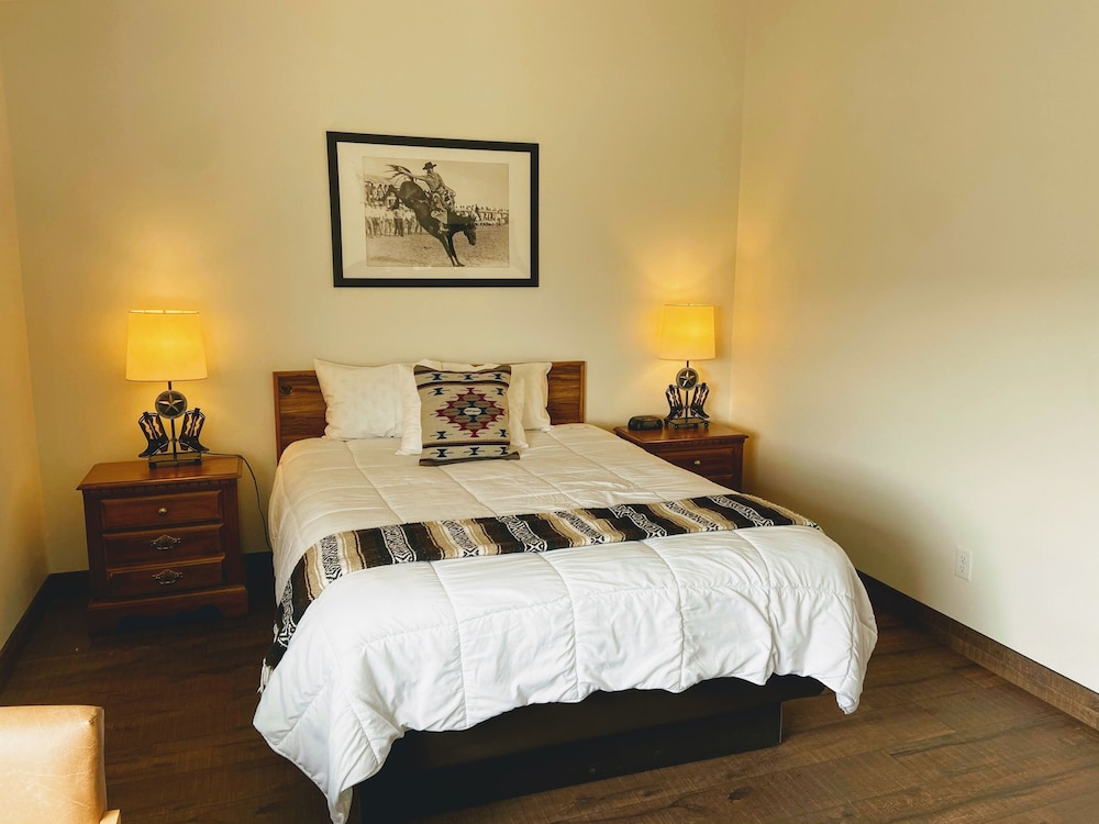 1 Queen Bed, Sleeps 2 photo 2