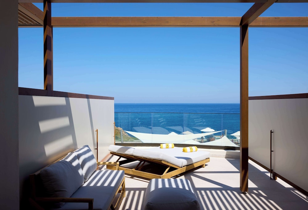 Junior Suite, 1 King Bed, Sea View thumbnail 6