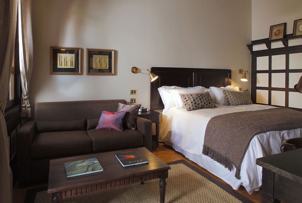 Suite, 1 King Bed, Balcony photo 1
