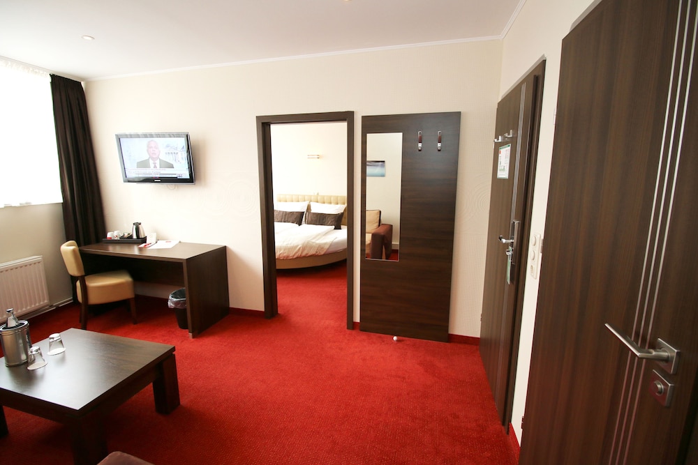 Junior Suite, 1 Bedroom, Bathtub, Courtyard Area photo 3