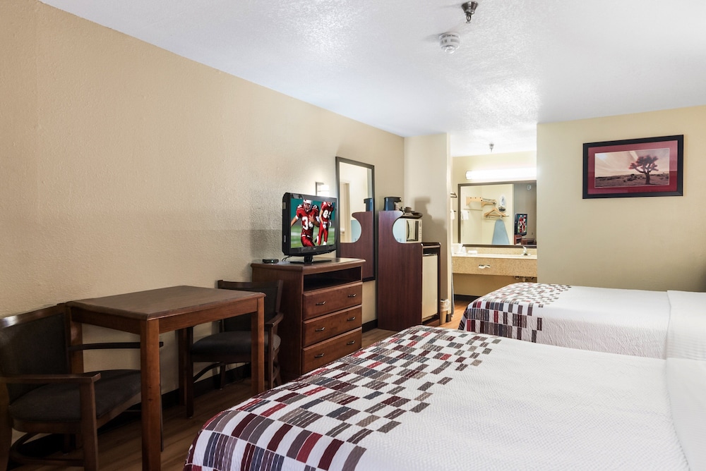 Deluxe Room, 2 Queen Beds, Smoking - Photo 5