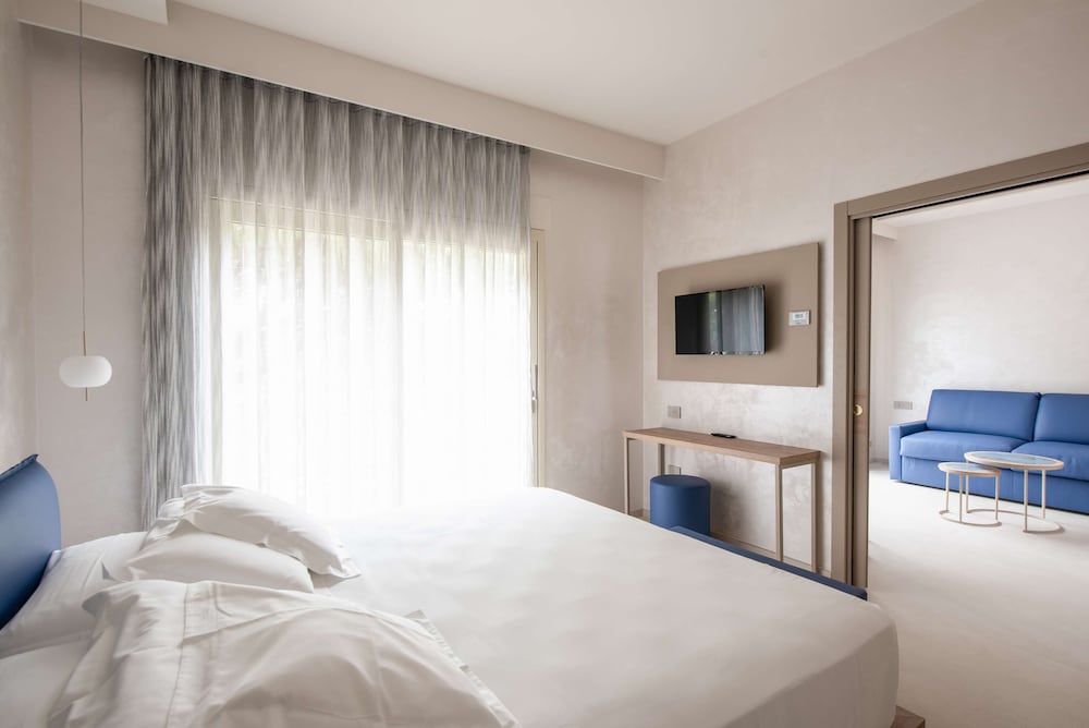 Suite, 2 Queen Beds, Non Smoking, Balcony (Living Room;with Sofabed) photo 2