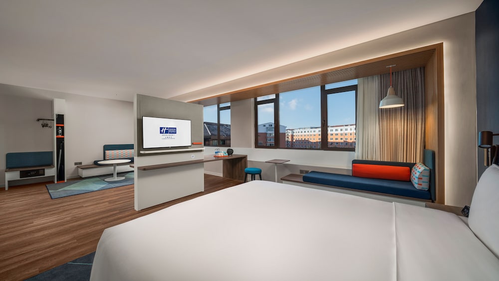 Suite, 1 King Bed - Photo 1