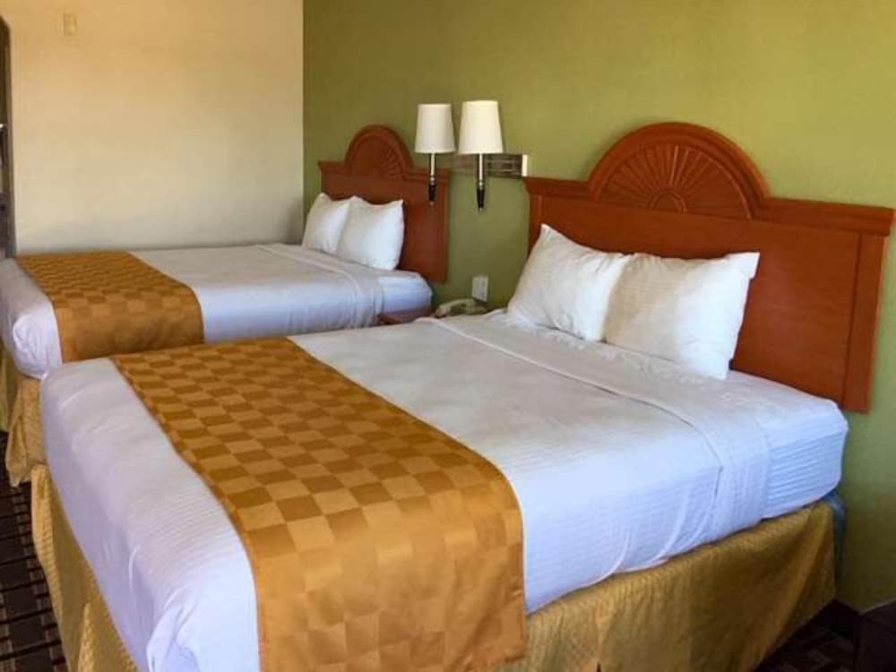 Deluxe Room, 2 Queen Beds, Smoking, Refrigerator & Microwave - Photo 3