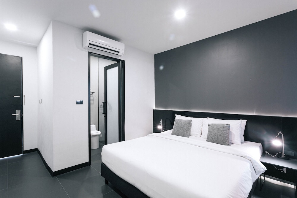 Standard Room, 1 King Bed, Non Smoking, Pool Access - Photo 2