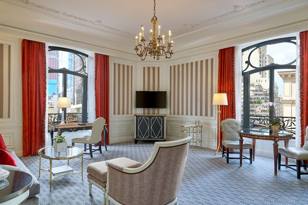 Deluxe Suite, 1 King Bed with Sofa bed, City View (One Bedroom Signature Suite) photo 3