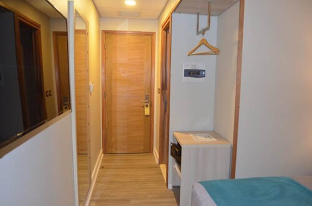 Standard Room, 1 Queen Bed, Private Bathroom