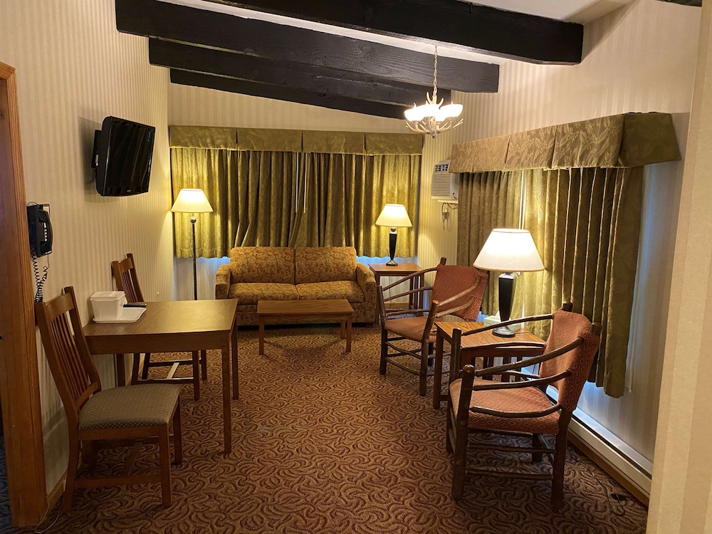 Suite, 2 Queen Beds, Non Smoking, Jetted Tub (With Sofabed) photo 1