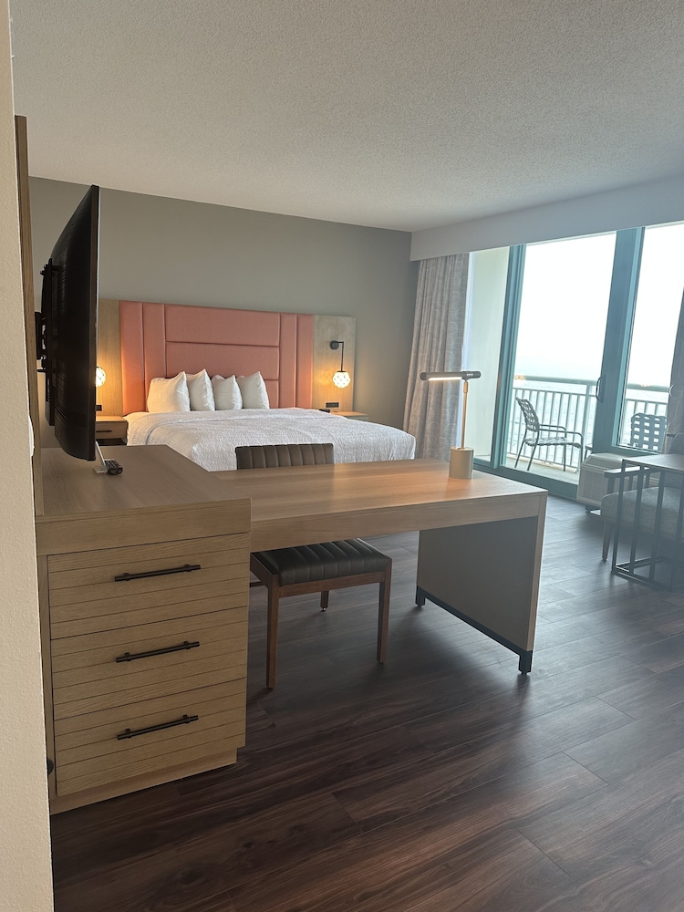 Oceanfront, 1 King Bed Suite, 1 Sofa Bed, Accessible, Bathtub, 9th Floor - Photo 2
