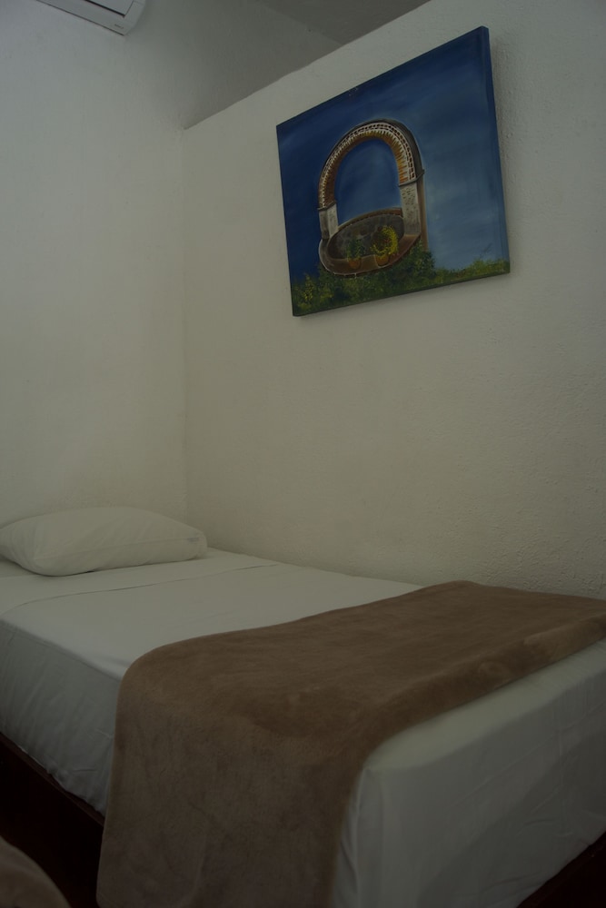 Basic Single Room, 2 Twin Beds, Mountainside photo 3