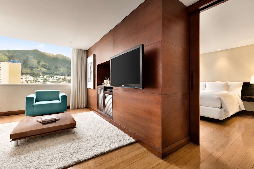 Executive Suite, 1 King Bed, Executive  Lounge Access photo 1