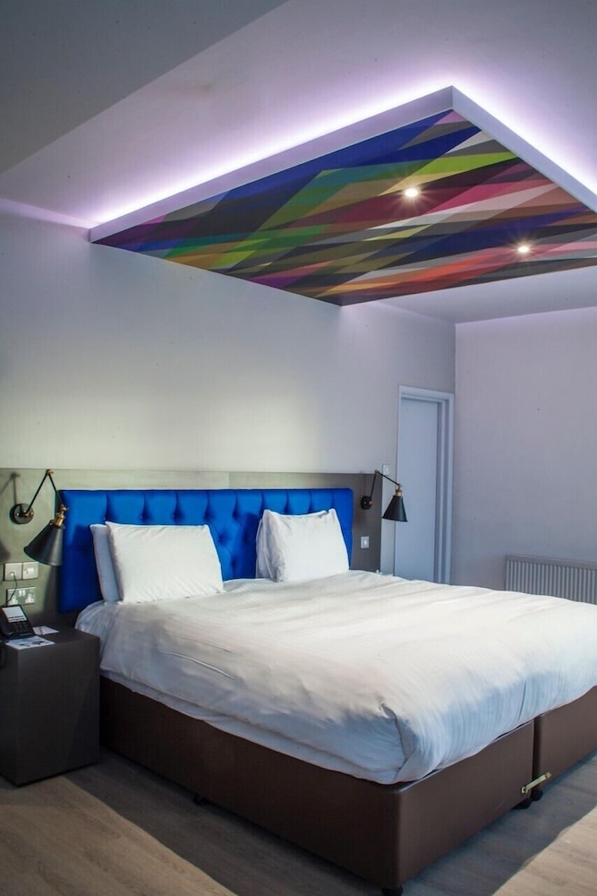 Standard Room, 1 King Bed, Non Smoking (Converts to 2 Twin Beds) - Photo 3