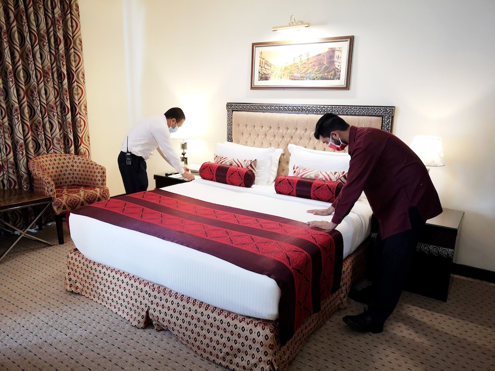 Business Room, 1 King Bed, Non Smoking photo 2