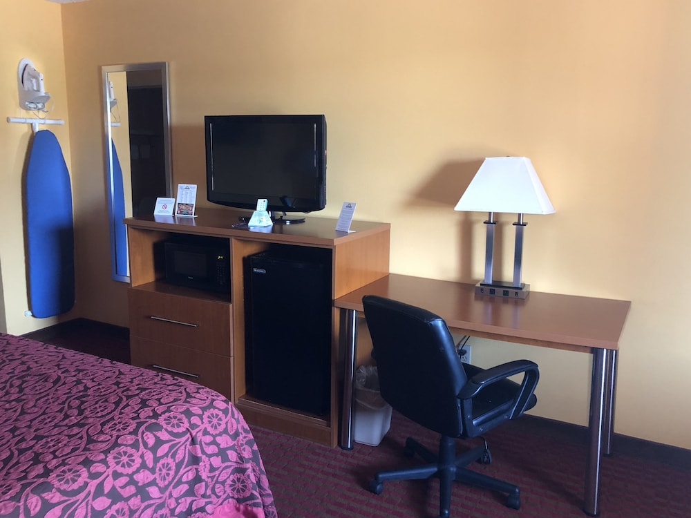 Room, 1 King Bed, Accessible, Non Smoking - Photo 3