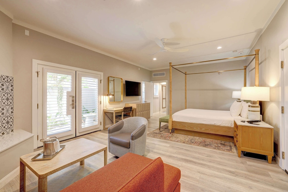 Suite, 1 Bedroom, Roll-in Shower (Mobility & Hearing) - Photo 1