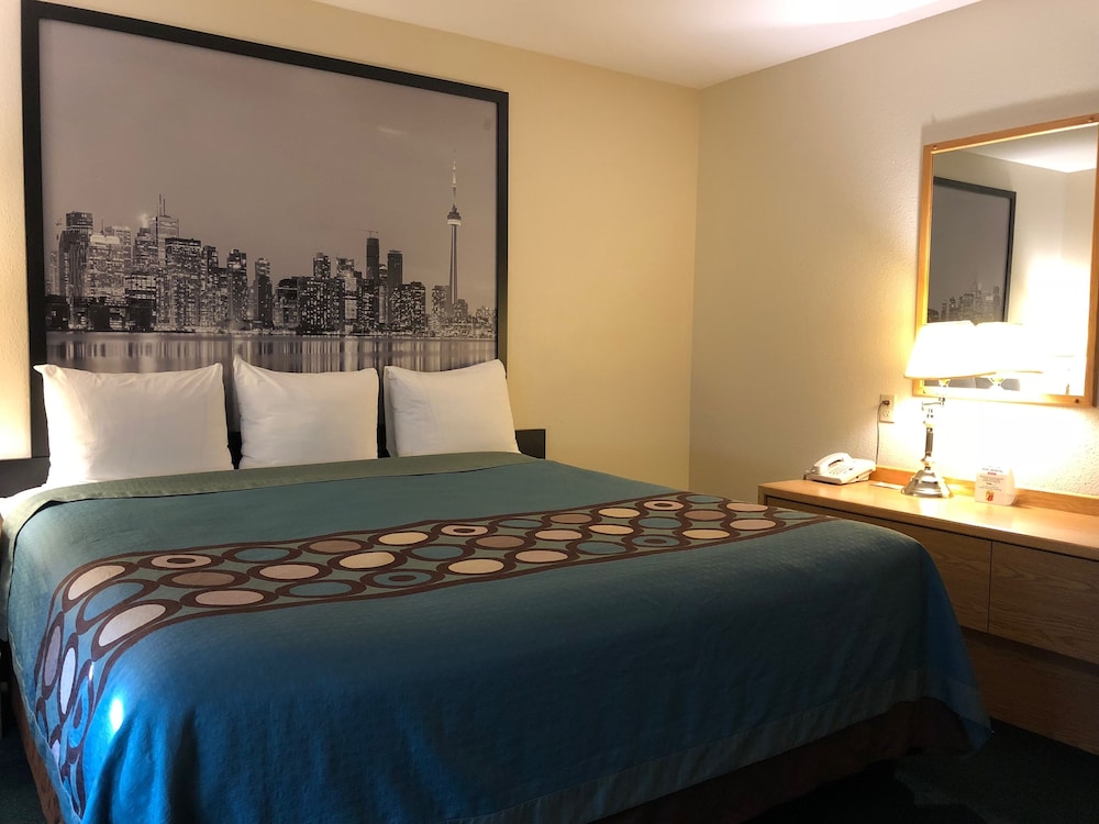 Suite, 1 King Bed, Non Smoking (Two-Room Suite) - Photo 3