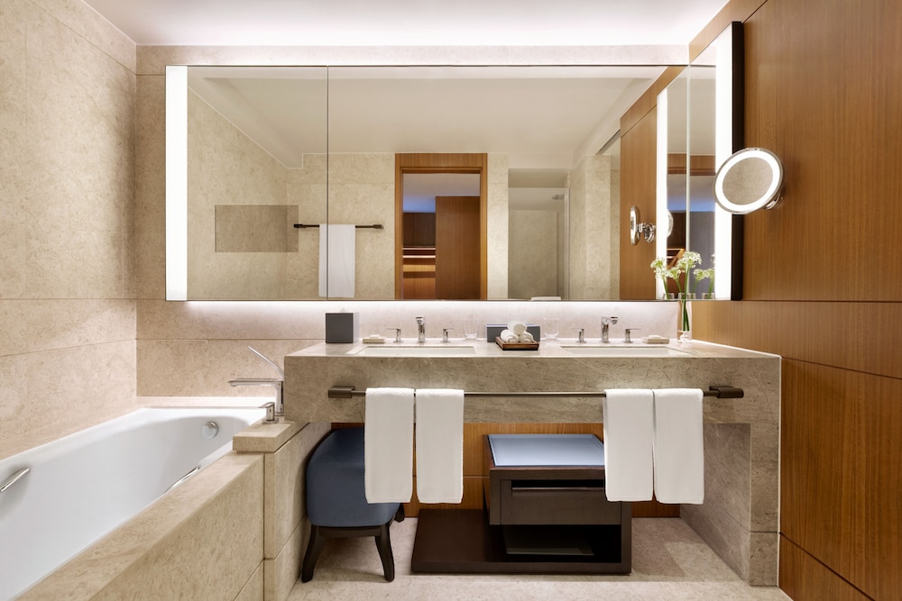 Executive Suite, 1 King Bed, Sea View thumbnail 5