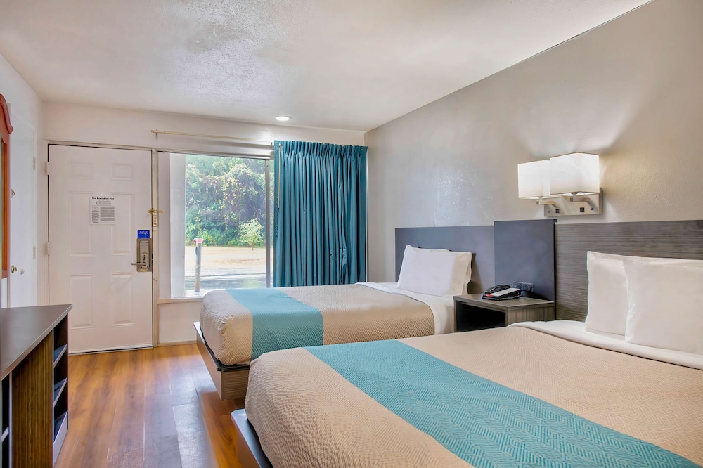 Deluxe Room, 2 Queen Beds, Smoking, Refrigerator & Microwave photo 3