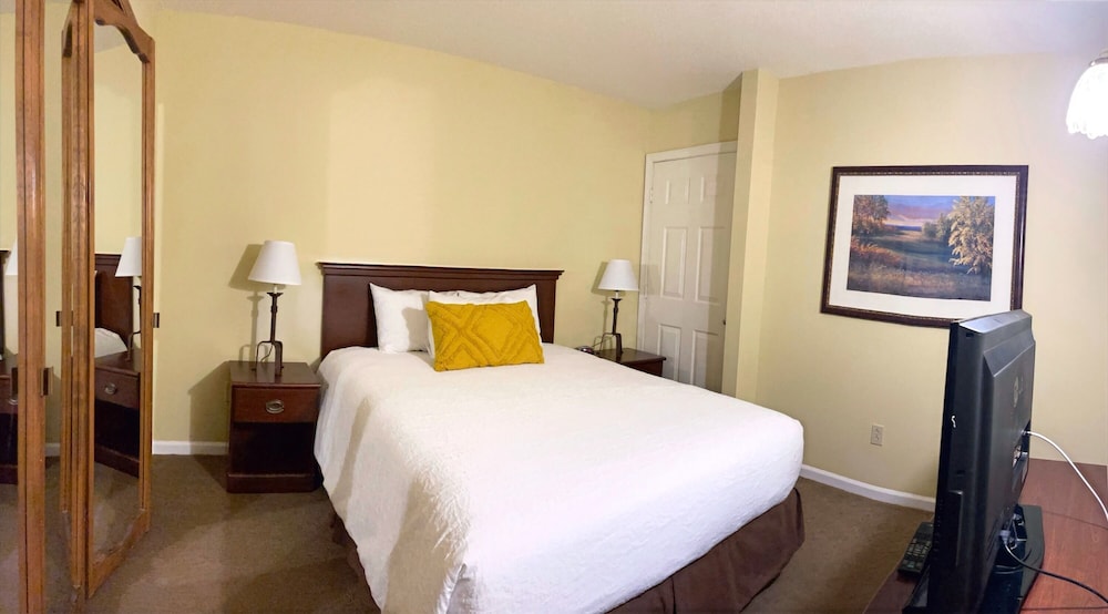 Queen Pet Friendly Suite, 1 Queen Bed with 1 Sofa bed (Pets Welcome in this Suite)