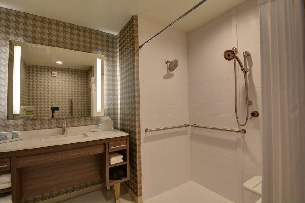Suite, 1 King Bed, Accessible, Bathtub - Photo 6