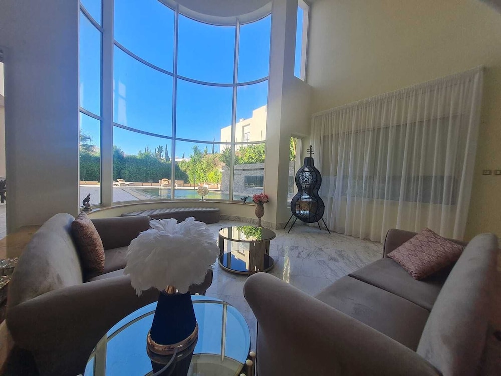 Deluxe Suite, 1 King Bed, Partial Lake View photo 2