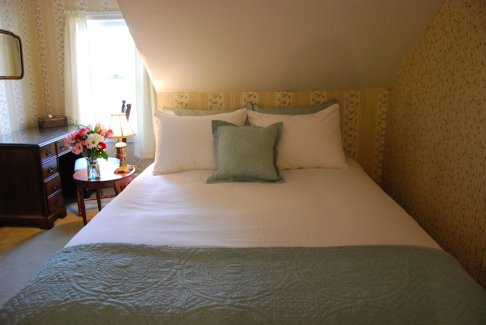 Room 6 - One Queen Bed and Twin Bed with Private Bath