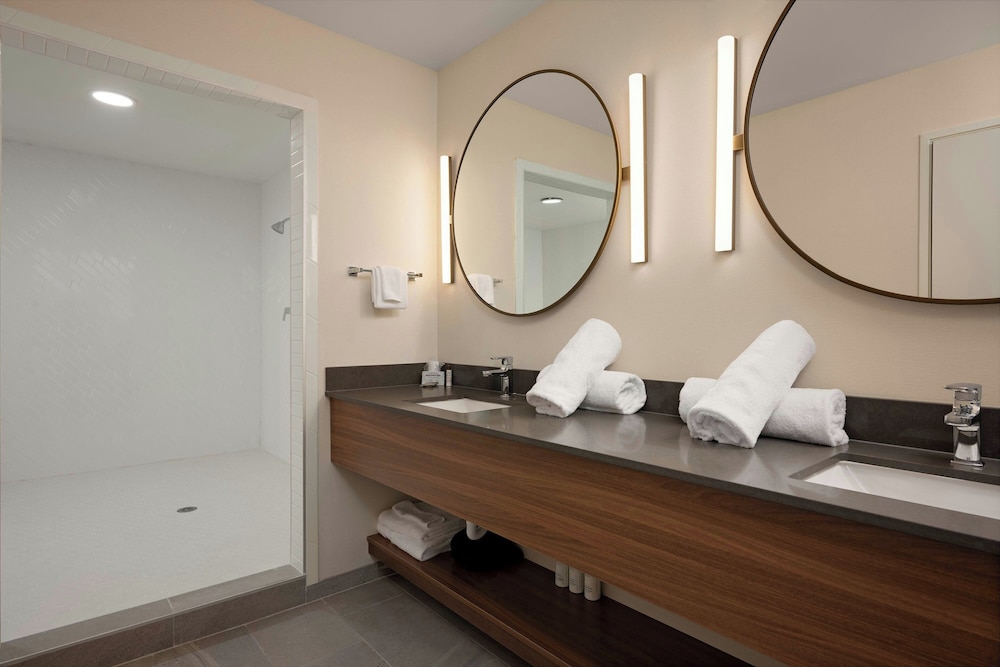 Room, 2 Queen Beds (Mobility/Hearing Accessible, Tub) - Photo 4