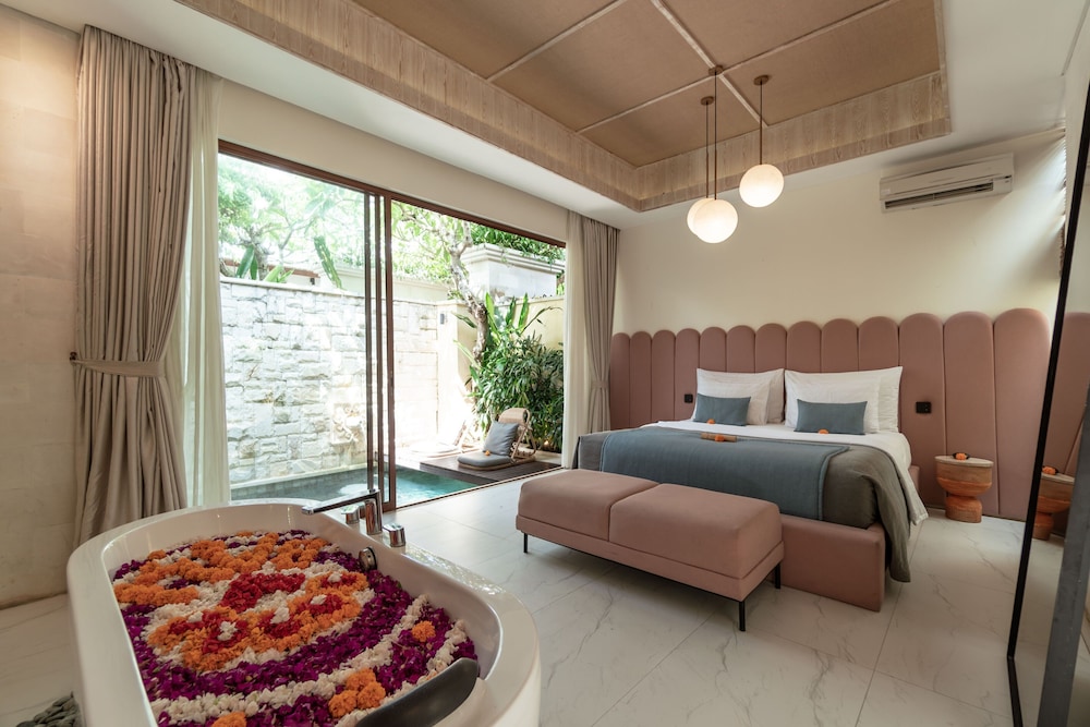 Royal 1 Bedroom Villa with Private Pool & Bathtub - Free Benefit photo 3