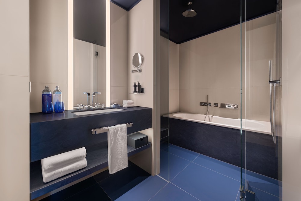 Premier Studio, 1 Double Bed, Harbor View thumbnail 6